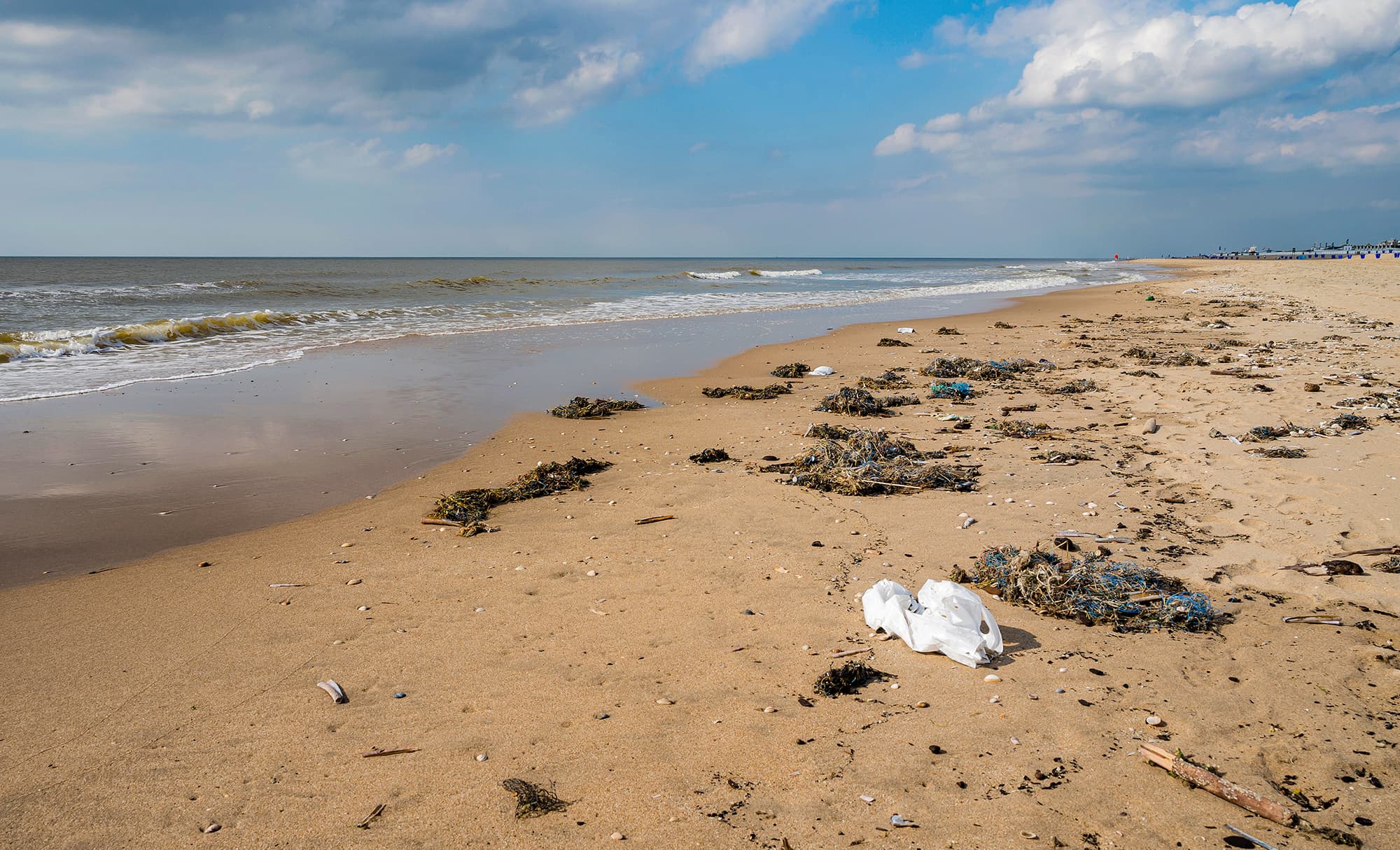 verschmutzter Strand an der Nordseeküste